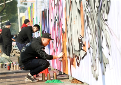 江南城區(qū)臨沅路上，涂鴉愛(ài)好者正在進(jìn)行街頭涂鴉藝術(shù)創(chuàng)作